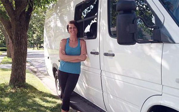 女子花6万元变货车为房车追求极简新生活