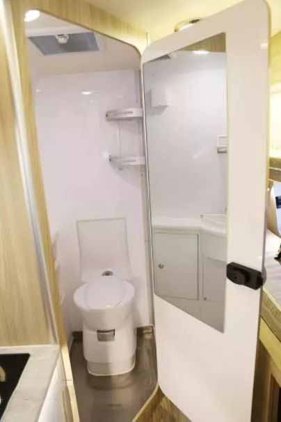 两款30万出头福特房车,满足3人吃住行,不同布局你喜欢哪款