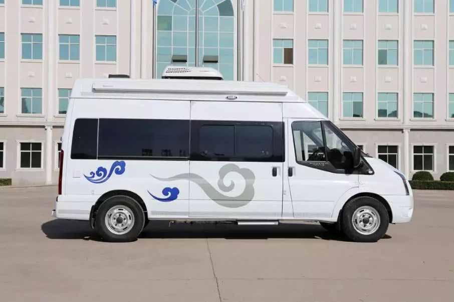 两款30万出头福特房车,满足3人吃住行,不同布局你喜欢哪款