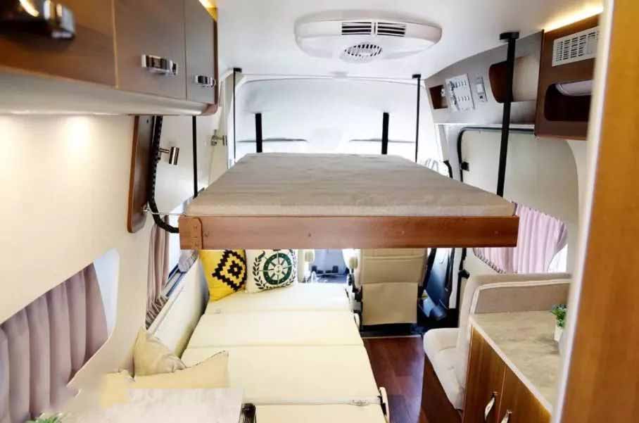 两款30万出头福特房车,满足3人吃住行,不同布局你喜欢哪款