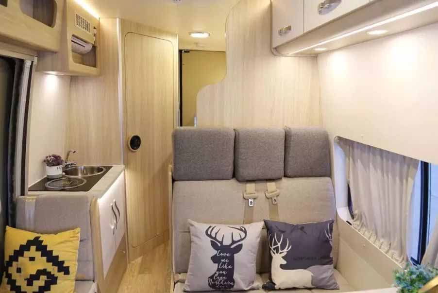 两款30万出头福特房车,满足3人吃住行,不同布局你喜欢哪款