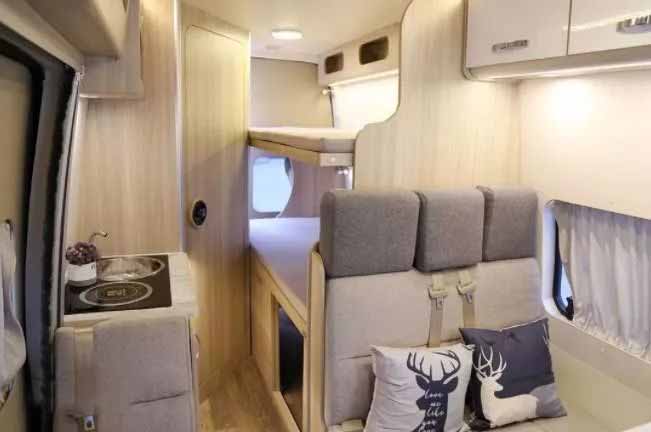 两款30万出头福特房车,满足3人吃住行,不同布局你喜欢哪款