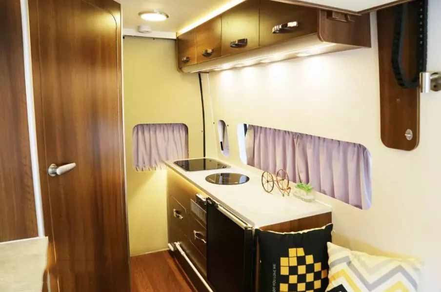 两款30万出头福特房车,满足3人吃住行,不同布局你喜欢哪款