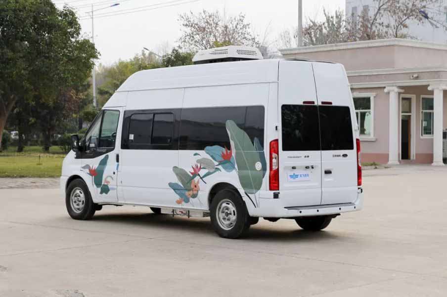 两款30万出头福特房车,满足3人吃住行,不同布局你喜欢哪款