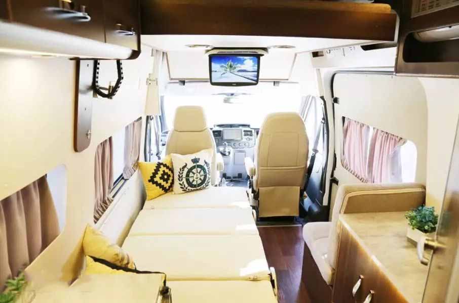两款30万出头福特房车,满足3人吃住行,不同布局你喜欢哪款